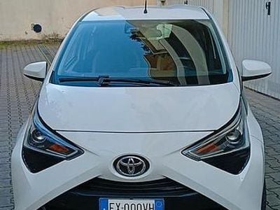 Usata Toyota Aygo Connect Style 72 CV (52 kW) 2019 Bianco Utilitaria