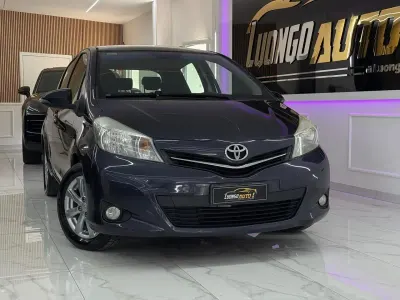 Usata Toyota Yaris Lounge 69 CV (50 kW) 2012 Grigio Utilitaria