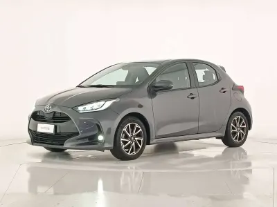 Usata Toyota Yaris Hybrid Trend 92 CV (67 kW) 2022 Grigio scuro met Berlina