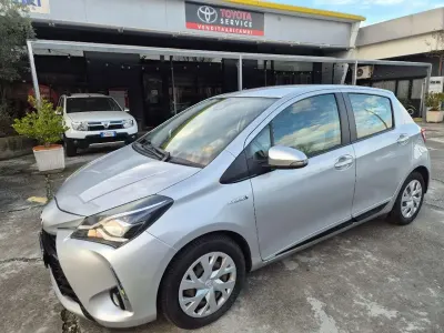 Usata Toyota Yaris Hybrid Active 73 CV (53 kW) 2019 Argento Berlina