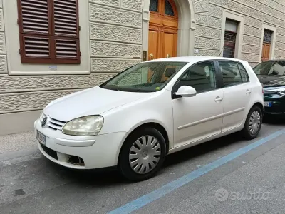 Begagnad VW Golf V 102 HK (75 kW) 2007 Vit Sedan
