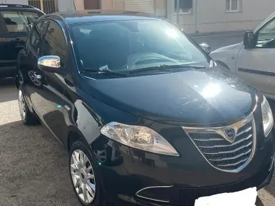 Begagnad Lancia Ypsilon Gold 95 HK (69 kW) 2015 Svart Halvkombi