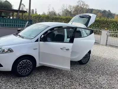 Usata Lancia Ypsilon Gold 69 CV (50 kW) 2019 Bianco Utilitaria