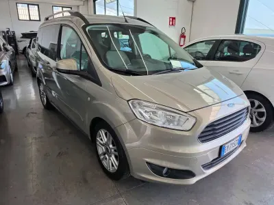 Usata Ford Tourneo Courier Titanium 95 CV (69 kW) 2015 Bronzo Monovolume