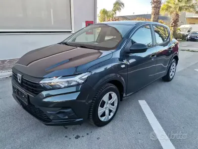 Usado Dacia Sandero Essentiel 101 CV (74 kW) 2022 Gris Berlina