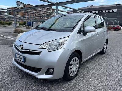 Usata Toyota Verso-S Active 99 CV (72 kW) 2011 Giallo Monovolume