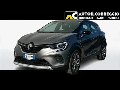 Usata Renault Captur Intens 101 CV (74 kW) 2023 Grigio chiaro SUV