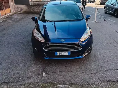 Usado Ford Fiesta Titanium 75 HP (55 kW) 2016 Azul Sedan