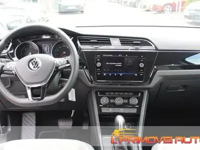Begagnad VW Touran Comfortline 150 HK (110 kW) 2022 Blå Minibuss