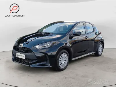 Usata Toyota Yaris Hybrid Active 92 CV (67 kW) 2025 Nero Berlina