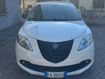 Usata Lancia Ypsilon 69 CV (50 kW) 2015 Bianco Utilitaria