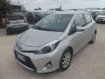 Begagnad Toyota Yaris Hybrid Lounge 75 HK (55 kW) 2013 Silver Sedan