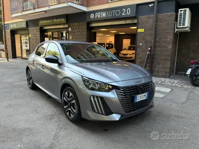 Usata Peugeot 208 Allure 101 CV (74 kW) 2025 Grigio Utilitaria
