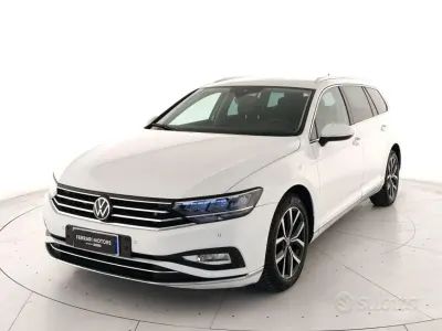 Usata VW Passat Executive 200 CV (147 kW) 2022 Bianco Station wagon