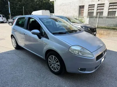 Usata Fiat Grande Punto Dynamic 90 CV (66 kW) 2007 Argento pastello Utilitaria