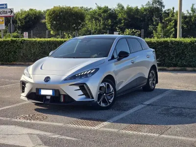 Usata MG MG4 EV Luxury 150 kW (204 CV) 2023 Argento Utilitaria
