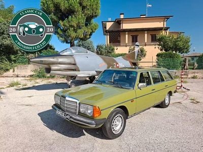 Usata Mercedes 240 72 CV (52 kW) 1982 Verde Station wagon