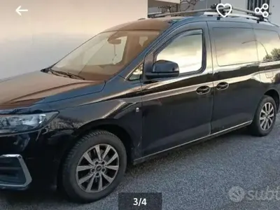 Usata Ford Tourneo 102 CV (75 kW) 2022 Nero Furgone