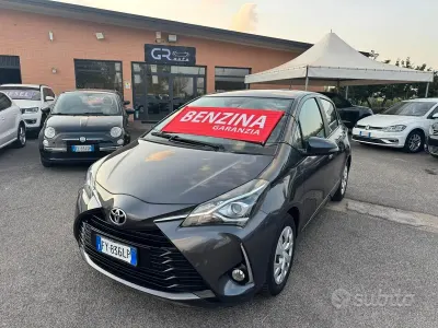 Usata Toyota Yaris Active 72 CV (52 kW) 2019 Grigio Berlina