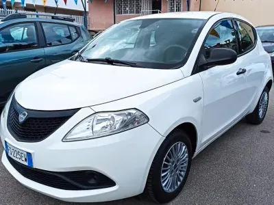 Usado Lancia Ypsilon 69 HP (50 kW) 2018 Branco Citadino