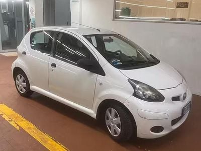 Second-hand Toyota Aygo 68 CP (50 kW) 2011 Alb Hatchback