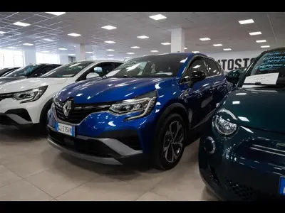 Usata Renault Captur RS Line 160 CV (117 kW) 2022 Grigio chiaro SUV