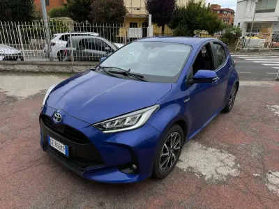Usata Toyota Yaris Hybrid Lounge 92 CV (67 kW) 2021 Blu/azzurro Berlina