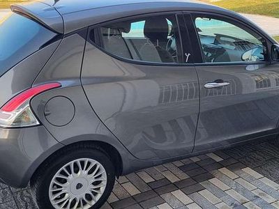 Usata Lancia Ypsilon Silver 69 CV (50 kW) 2017 Grigio Utilitaria