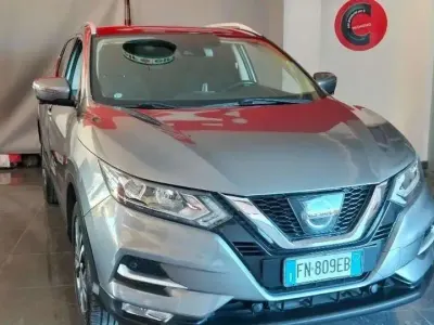 Usata Nissan Qashqai N-Connecta 110 CV (80 kW) 2018 Grigio chiaro SUV