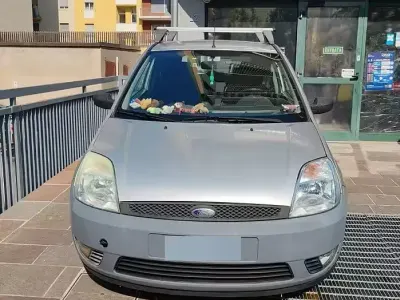 Usata Ford Fiesta Ghia 75 CV (55 kW) 2005 Utilitaria