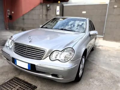 Usata Mercedes C220 143 CV (105 kW) 2002 Grigio Berlina