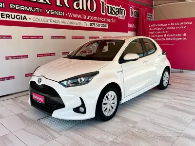 Usata Toyota Yaris Hybrid Business Edition 116 CV (85 kW) 2021 Bianco Berlina