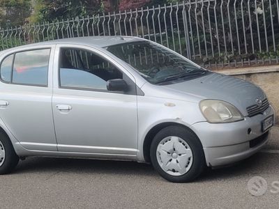 Usata Toyota Yaris 2002 Grigio Utilitaria