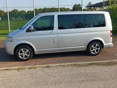 Usata VW Caravelle 2007 Grigio Furgone