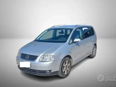Käytetty VW Touran 105 HP (77 kW) 2006 Harmaa Tila-auto