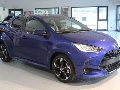 Nuova Toyota Yaris Lounge 130 CV (95 kW) 2025 Blu Utilitaria