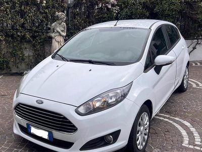 Usata Ford Fiesta Titanium 97 CV (71 kW) 2014 Bianco Utilitaria