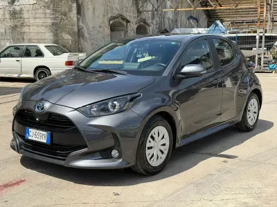 Usata Toyota Yaris Business Edition 72 CV (52 kW) 2022 Grigio Utilitaria