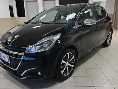 Usata Peugeot 208 Allure 75 CV (55 kW) 2015 Nero Utilitaria