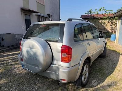 Usata Toyota RAV4 150 CV (110 kW) 2001 Grigio SUV