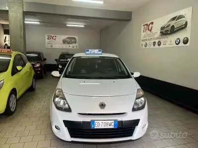 Usata Renault Clio II Dynamique 75 CV (55 kW) 2011 Bianco Berlina