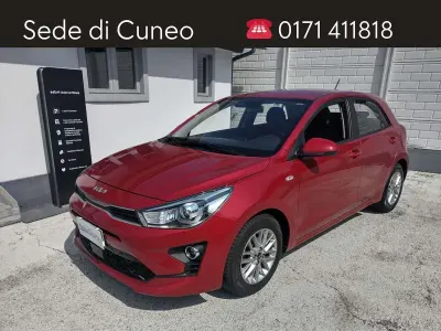 Käytetty Kia Rio Style 83 HP (61 kW) 2022 Punainen Sedan
