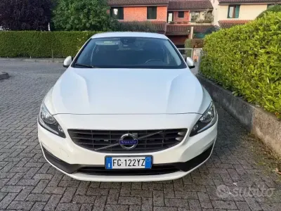 Usata Volvo V60 Momentum 120 CV (88 kW) 2017 Bianco Station wagon