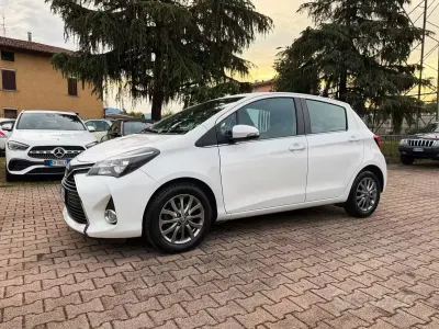 Usata Toyota Yaris Lounge 69 CV (50 kW) 2017 Bianco Berlina