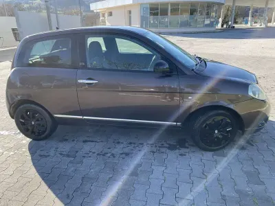 Usata Lancia Ypsilon 75 CV (55 kW) 2011 Marrone Utilitaria
