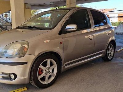 Usata Toyota Yaris 106 CV (77 kW) 2001 Argento Berlina