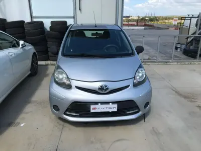 Usata Toyota Aygo Connect Style 67 CV (49 kW) 2012 Argento Utilitaria