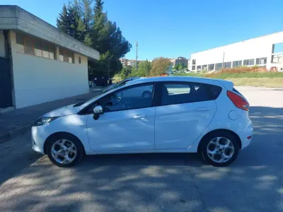 Usata Ford Fiesta Business Edition 69 CV (50 kW) 2012 Bianco Utilitaria