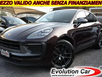 Usata Porsche Macan 265 CV (194 kW) 2024 Bordeaux metallizzato SUV