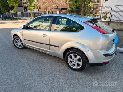 Occasion Ford Focus 90 ch (66 kW) 2007 Gris Coupé